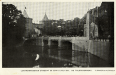 221858 Gezicht op de gereconstrueerde Tolsteegpoort bij de Tolsteegbrug over de Stadsbuitengracht te Utrecht, onderdeel ...